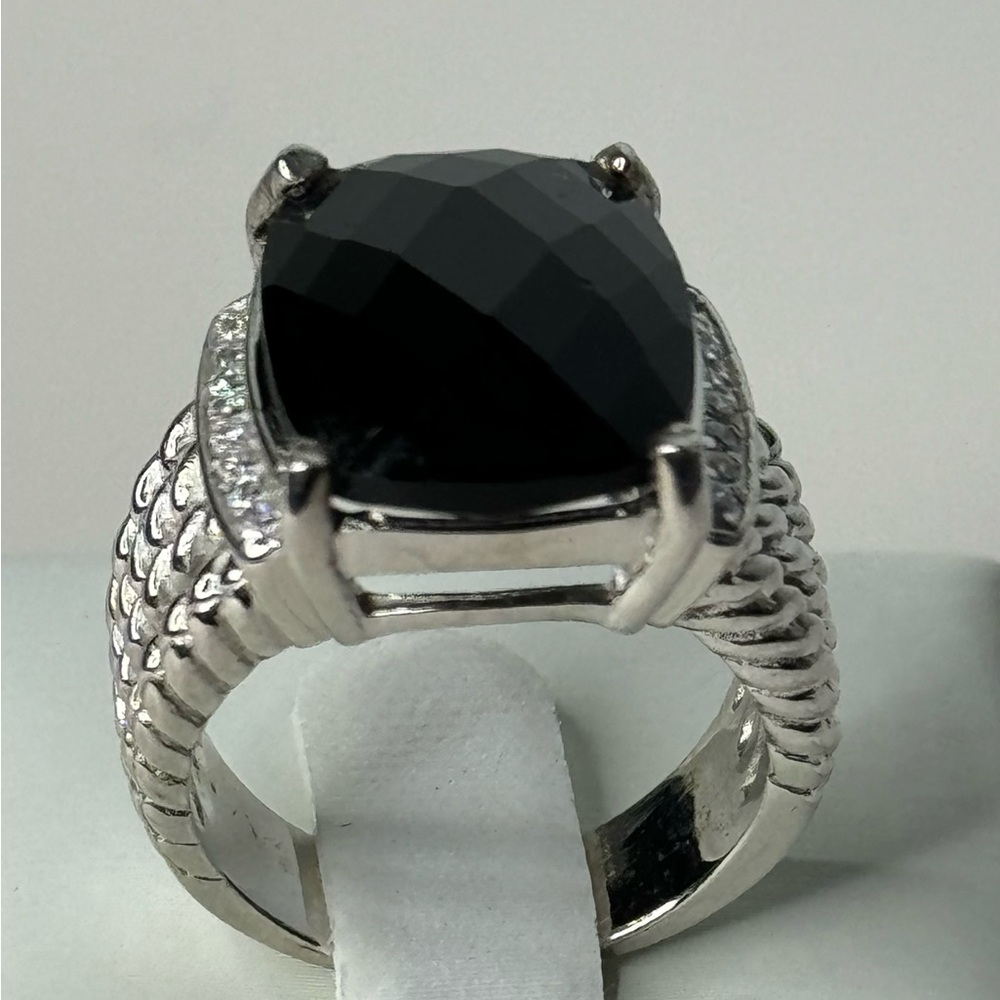 GORGEOUS RING BLACK FACET CUT CZ STONE SIDE CRYSTALS